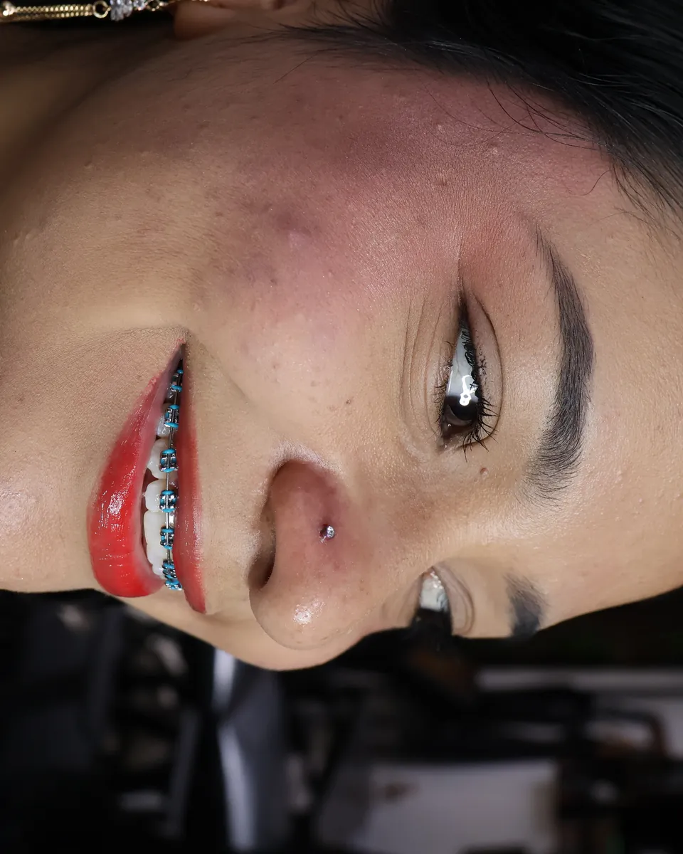 Perforación de nariz y joya en el labio inferior