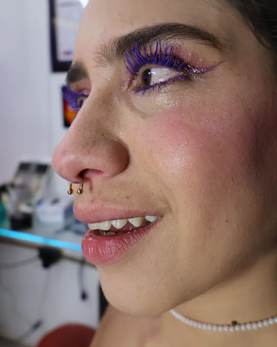 Perforación de nariz con aro y joya en el labio, en el estudio