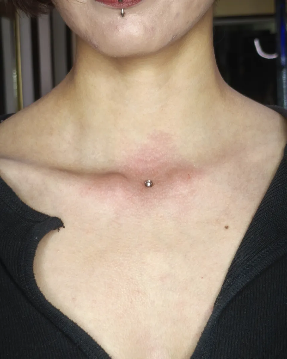 Microdermal con brillante en el centro del pecho