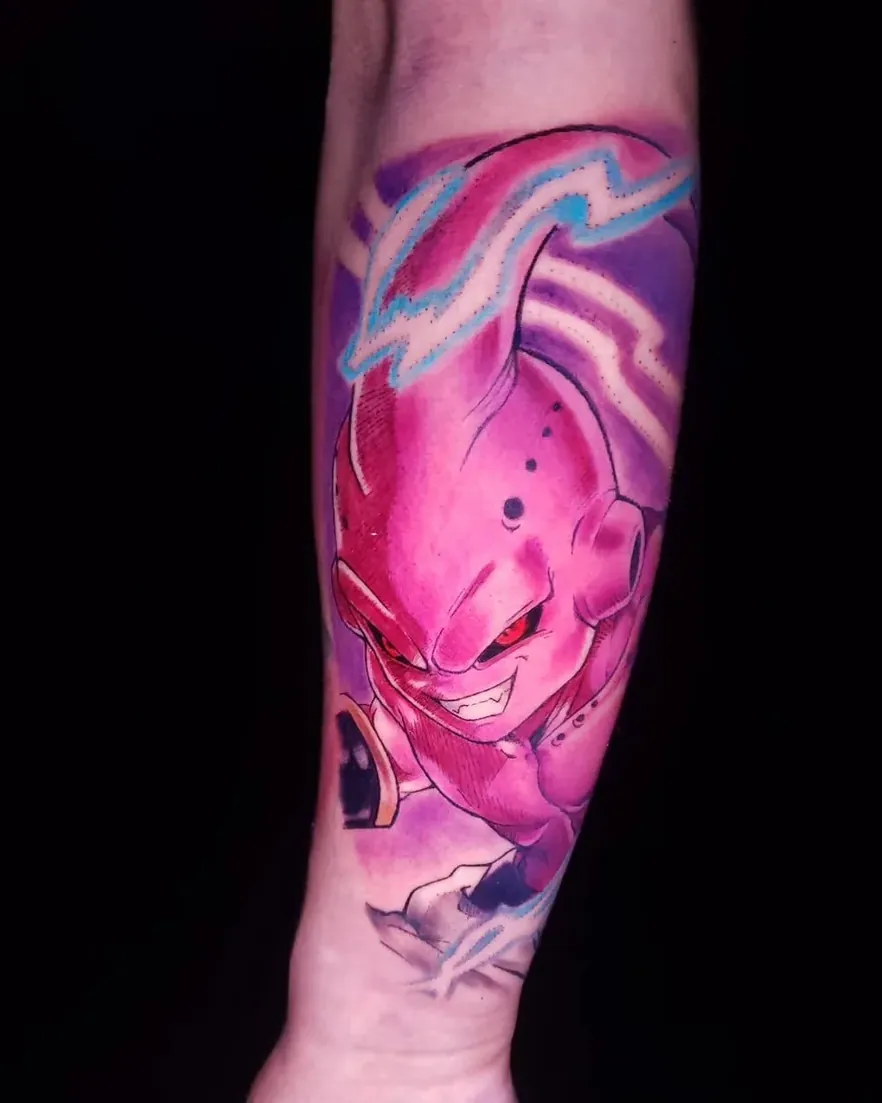 Tatuaje a color de Majin Buu, de Dragon Ball, en el antebrazo